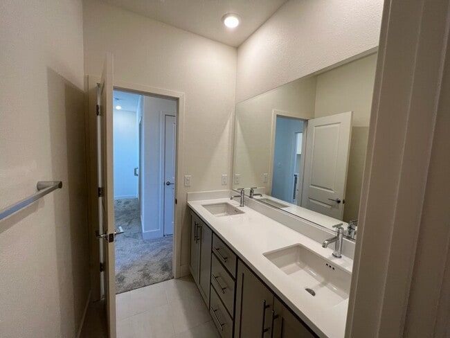 Building Photo - Newer Construction Home located in desirab...
