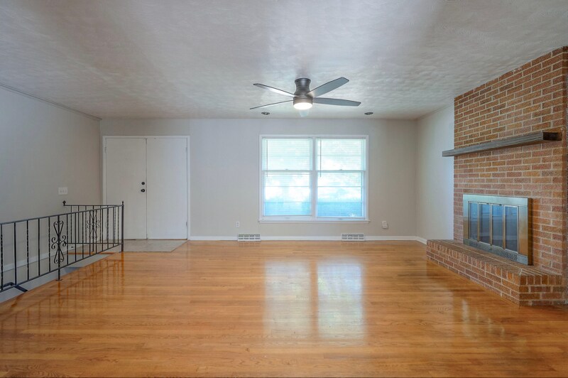 Building Photo - 505 E 90th Terrace