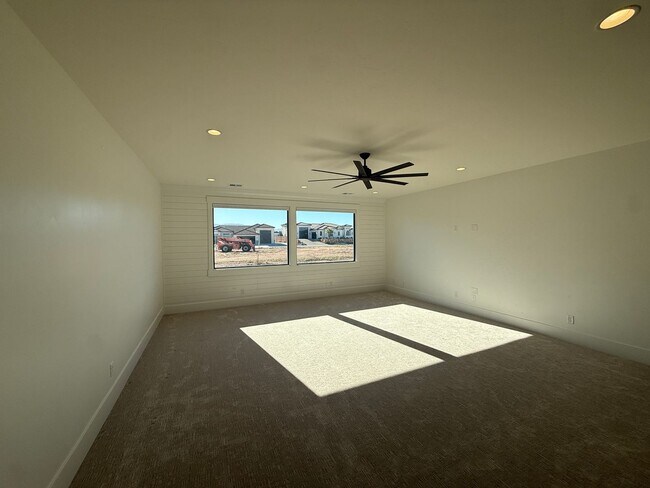 Building Photo - Gorgeous 5 bed 3.5 bath in Desert Canyons