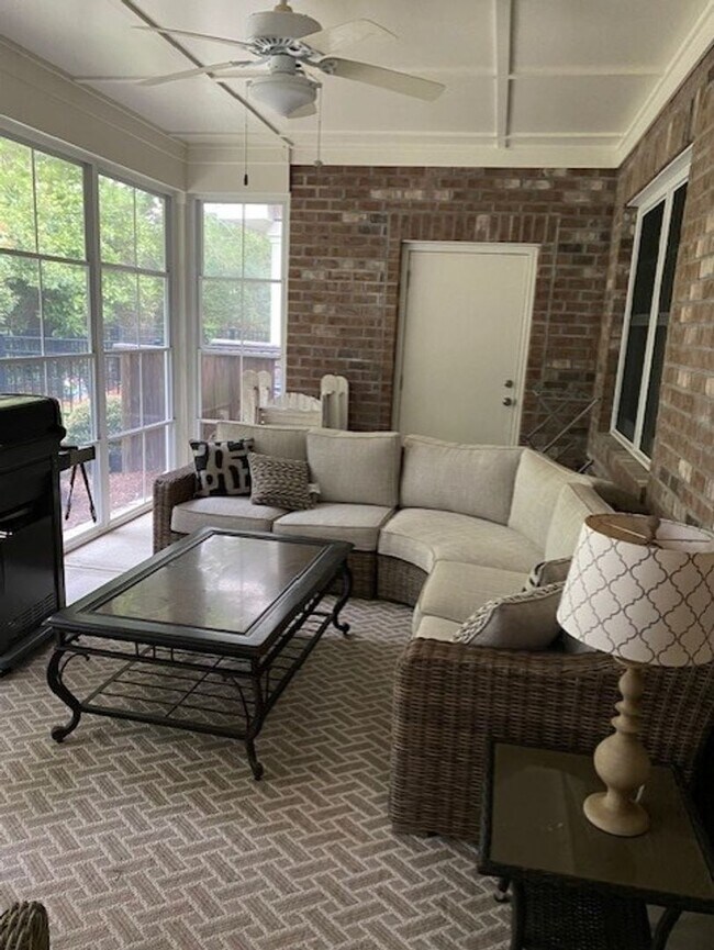 Building Photo - Amazing Furnished Town Home in Brunswick F...