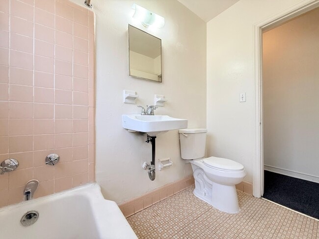 Building Photo - 530 58th St