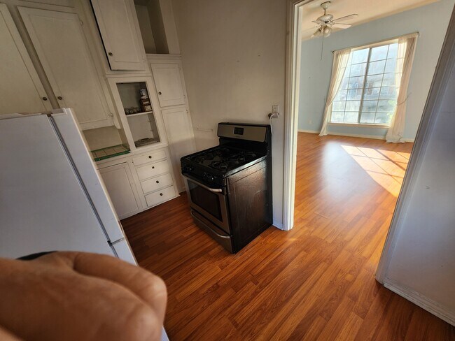 Building Photo - 126 N Almont Dr