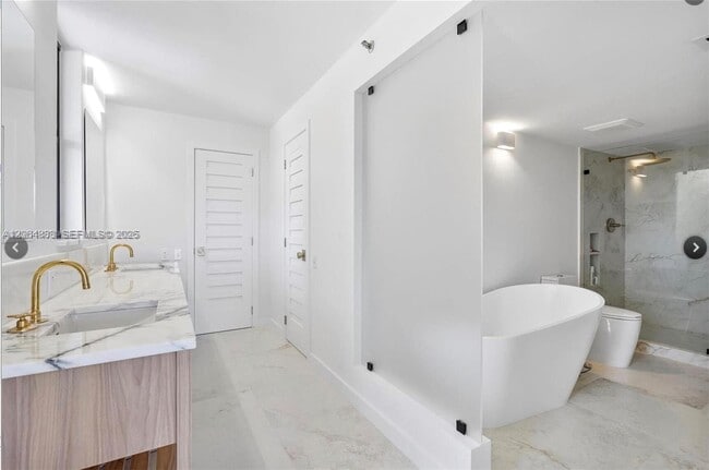 Building Photo - 2575 S Bayshore Dr
