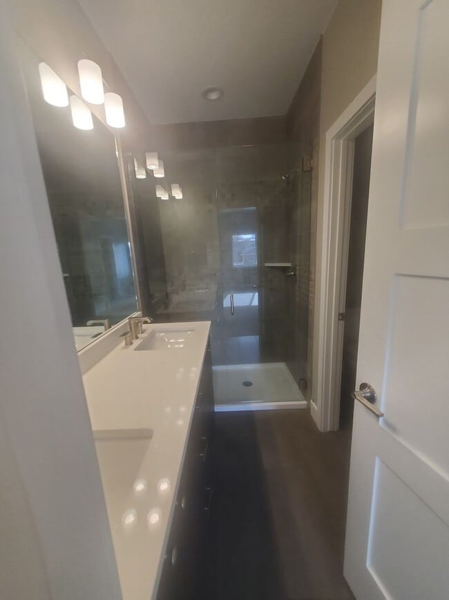 Building Photo - Beautiful and Updated 2BR Townhome With At...