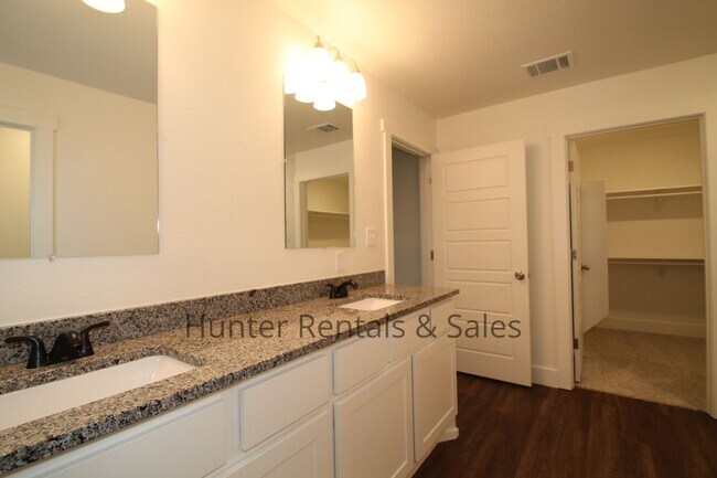 Building Photo - Upscale Three-bedroom Townhome!