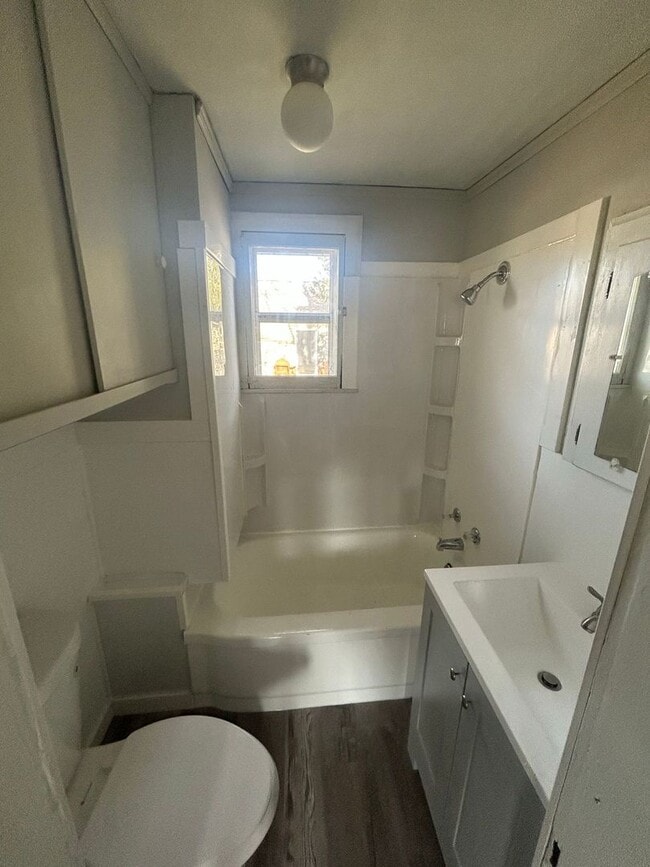 Building Photo - Refreshed and beautiful 3 bedroom single family home!