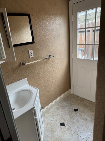 Building Photo - 5116 Rabeneck Way