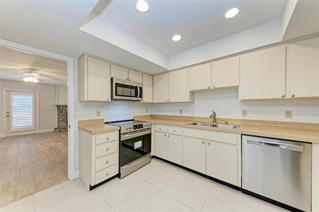 Building Photo - 2927 W Gandy Blvd