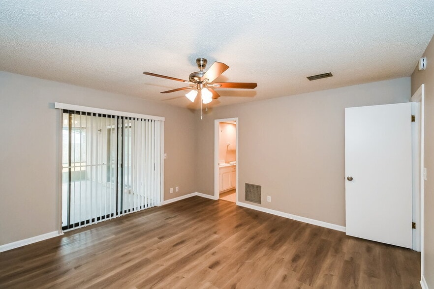 Building Photo - 7152 Holiday Hill Ct