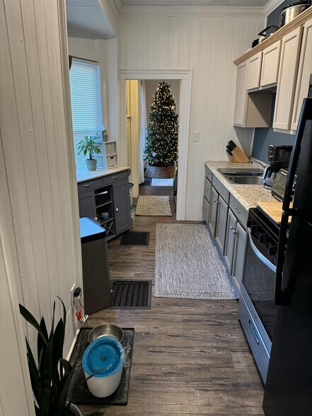 Building Photo - 303 S Main St