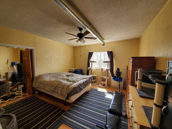 Building Photo - Triplex Lower Unit - Available for Rent - Video tour