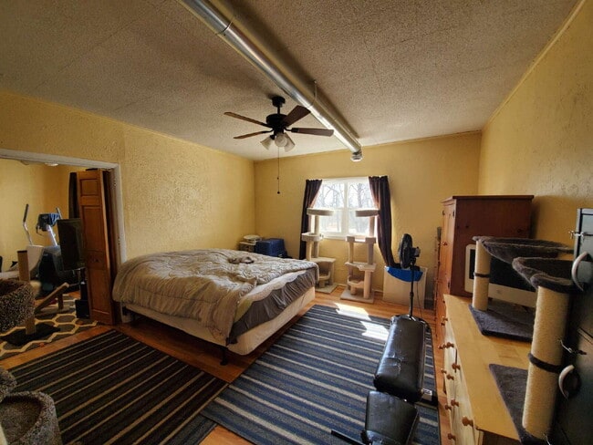 Building Photo - Triplex Lower Unit - Available for Rent