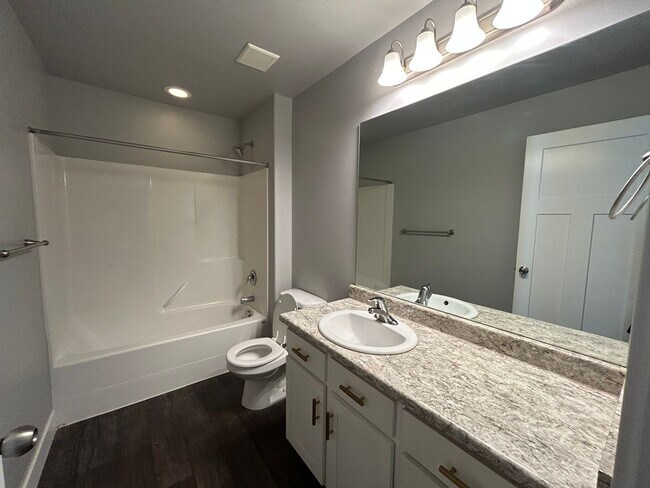 Building Photo - 3  Bedroom 2 Bathroom Condo in Springville!