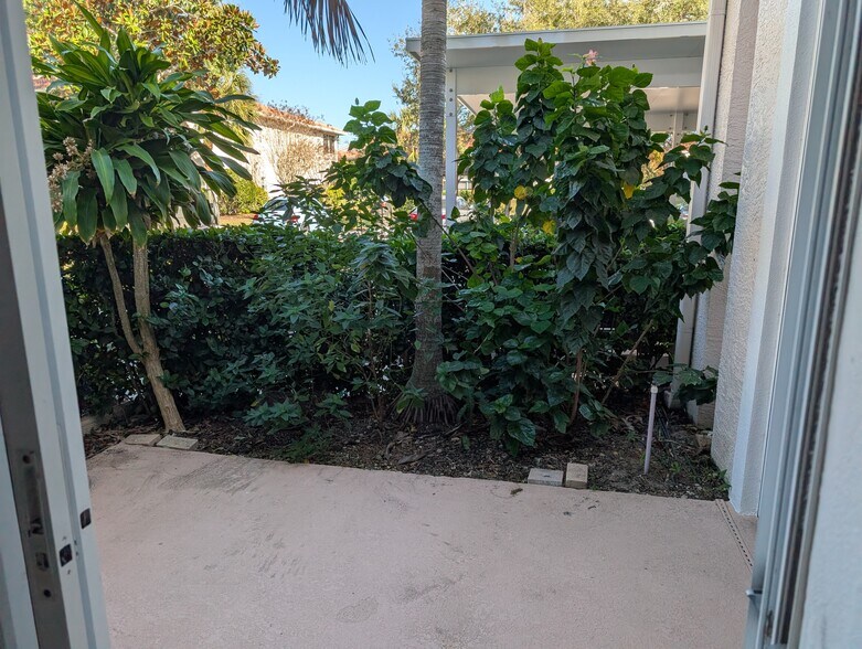 Building Photo - 4202 Central Sarasota Pky