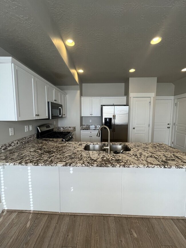 Building Photo - 1 MONTH FREE- 3 Bed, 2.5 Bath Townhome in Pleasant Grove