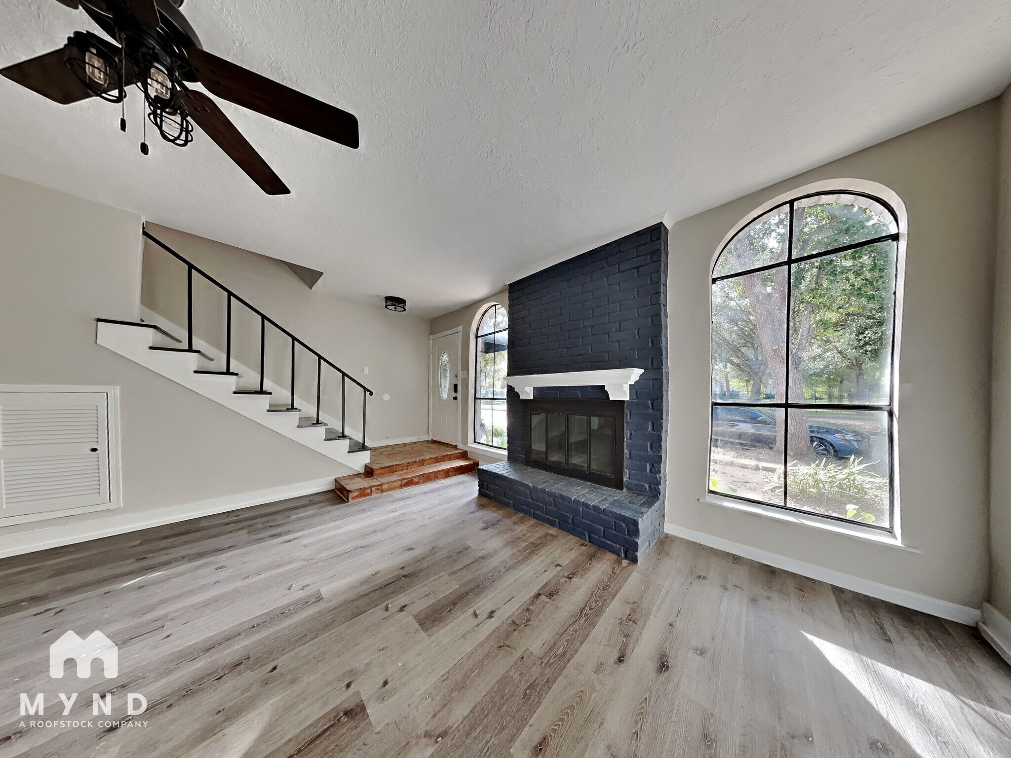 Building Photo - 2052 Lakeside Dr