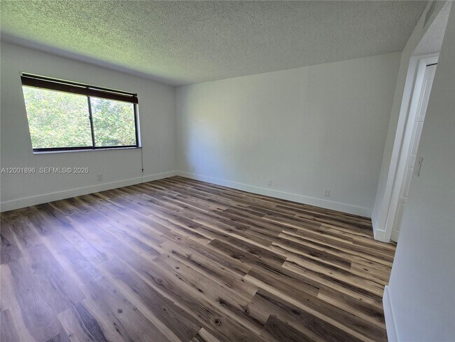 Building Photo - 310 Racquet Club Rd