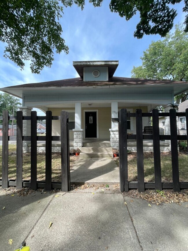 Building Photo - 1902 N 16th St