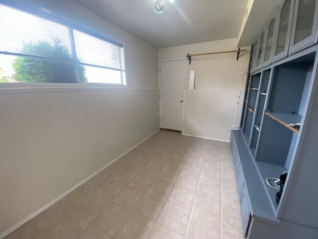Building Photo - $3950 2520 SqFt, SFH/4BDR,2BA,office/Garag...