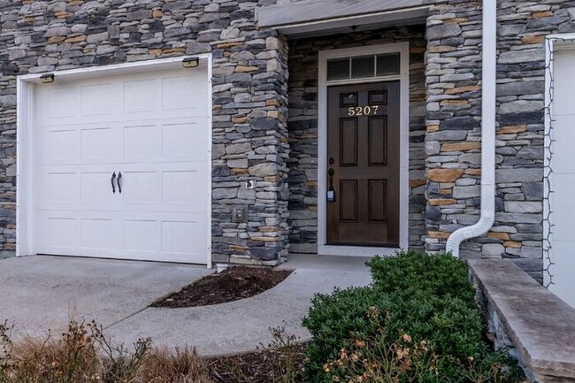 Building Photo - Modern Craftsman Townhome in Bedford Falls...