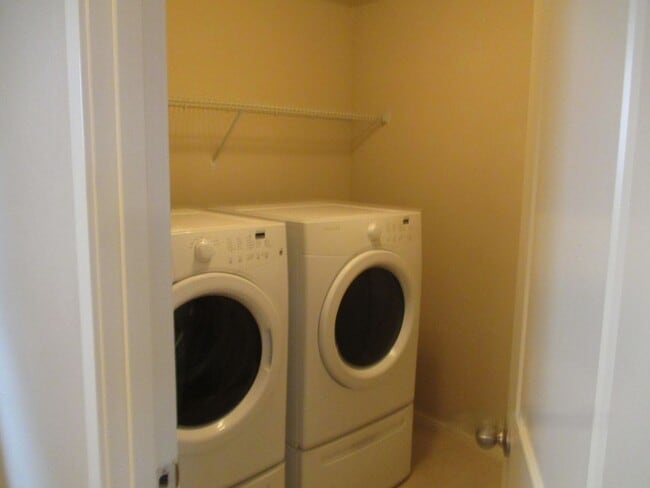 Building Photo - 3BD/2.5BA South Hill Puyallup Home - Stainless Appliances, Two Fireplaces & W/D Included