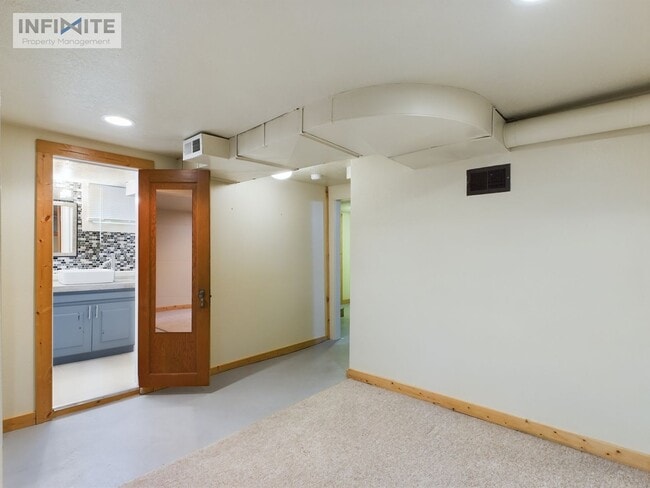 Building Photo - Cozy Apartment Downtown