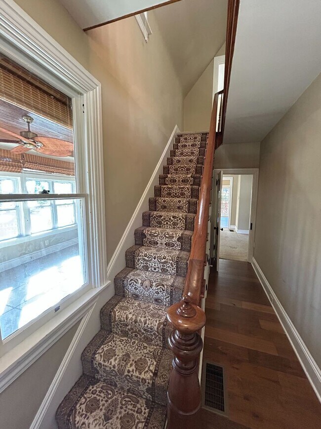 Building Photo - Beautiful, Large 4 Bedroom 1.5 Bath Home in Lancaster with Yard!