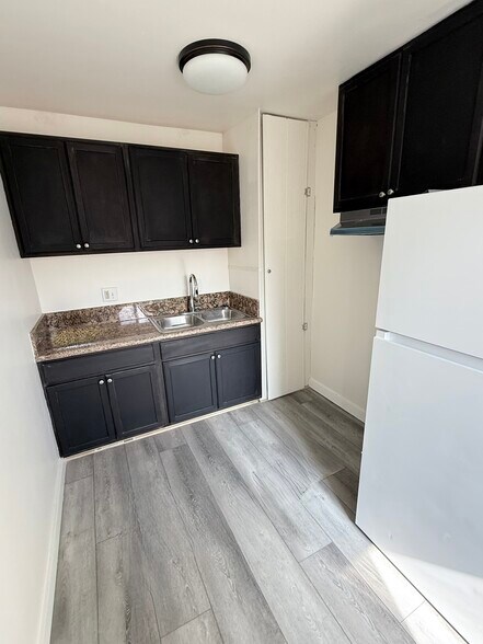 Building Photo - 12521 Rose Ave