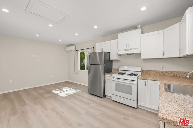 Building Photo - 15328 Vose St