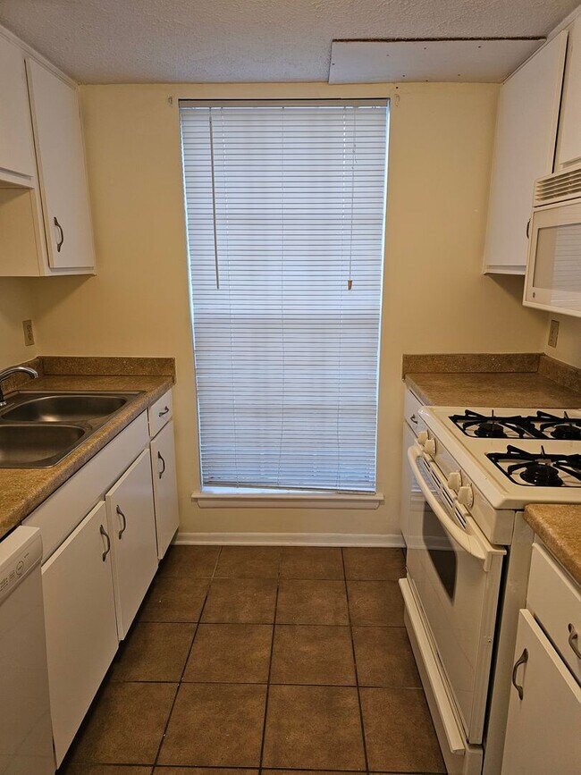 Building Photo - 59 Knollwood Cir