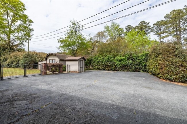 Building Photo - 318 Tyrone Rd