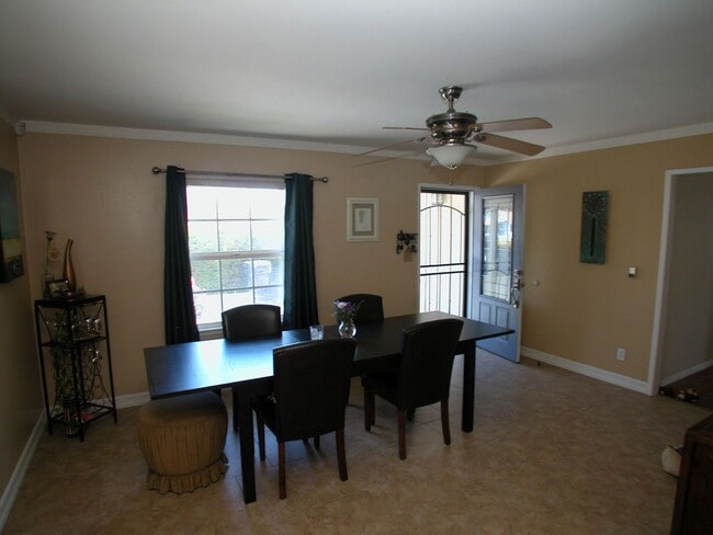 Building Photo - Charming 4-Bed 3-Bath in Paradise Hills