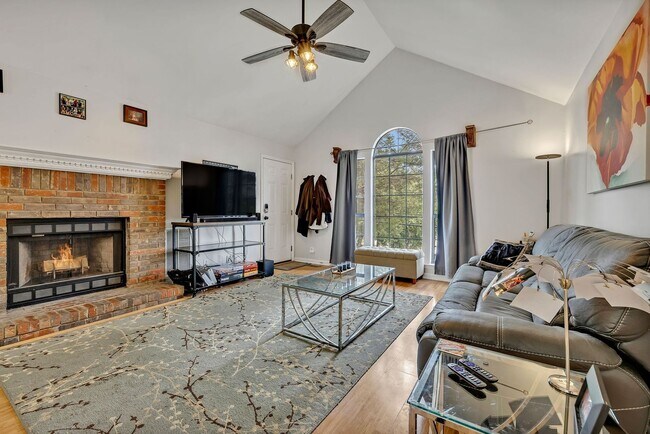 Building Photo - ***Half off September Rent with signed lea...