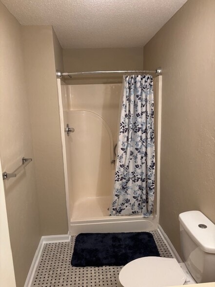 Hallway full bath - 319 7th Street Pl SW