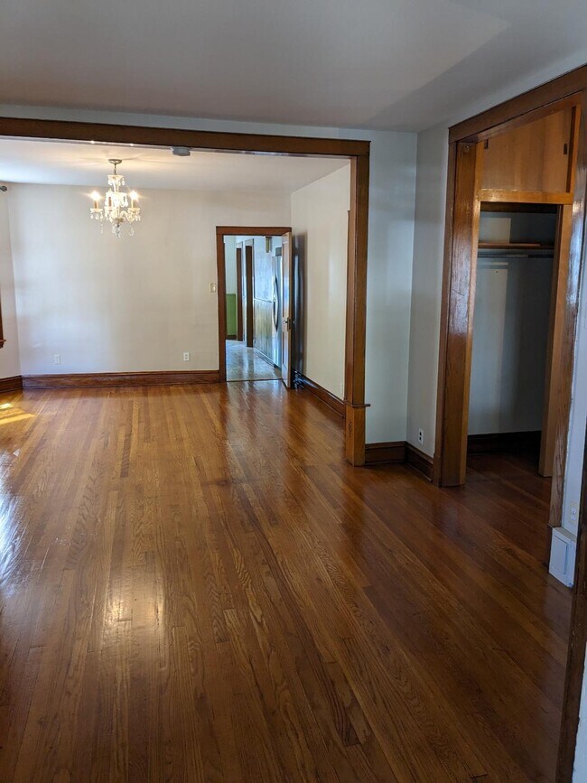 Building Photo - 4155 W Wellington Ave