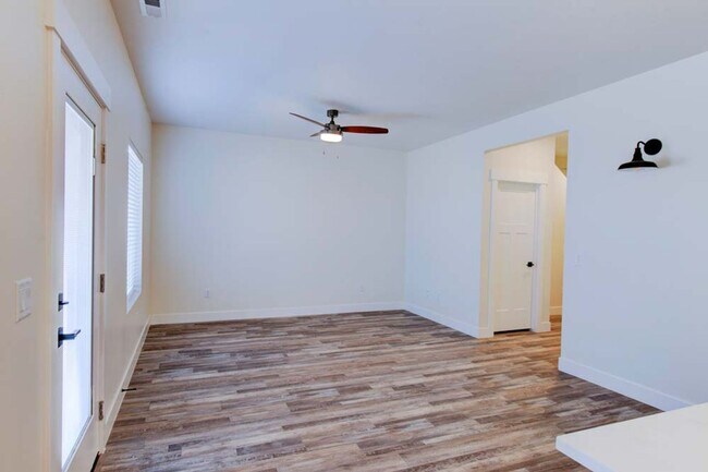 Building Photo - Beautiful Townhome in Cross Hollow Hills! ...