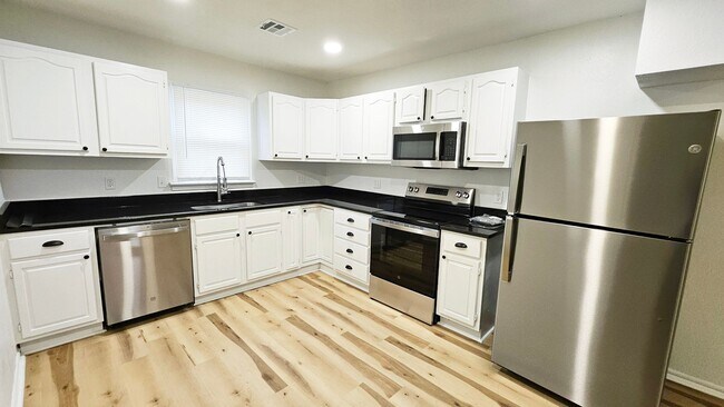 Building Photo - Remodel-Lots of Yard Space-3 Bed/2 Bath