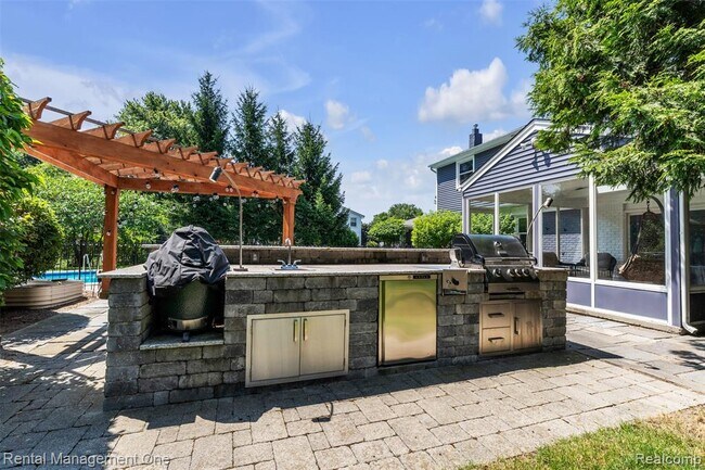 Building Photo - 3015 High Pointe Ct