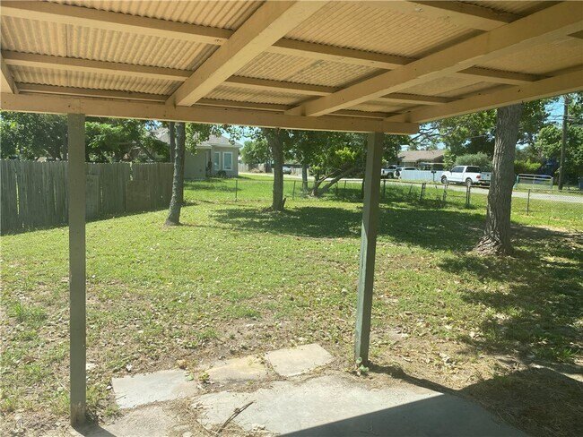 Building Photo - 1233 Baywood Ln