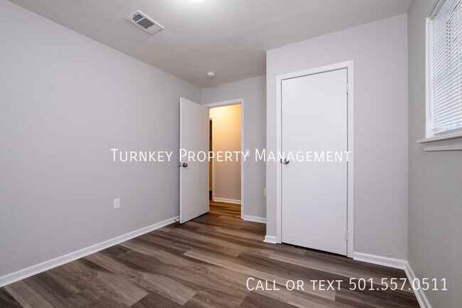 Building Photo - Renovated 3 bed 2 bath duplex! Half off 1s...