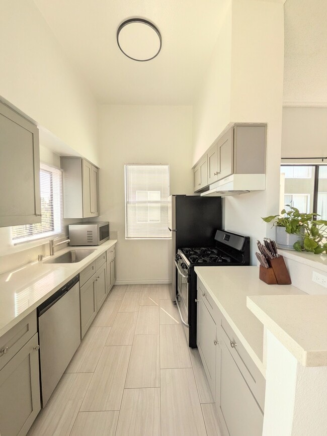 Building Photo - 2584 S Centinela Ave