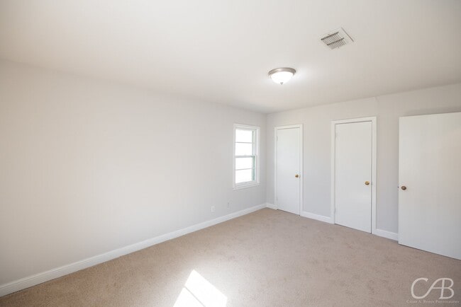 Building Photo - 872 Forrest Ave