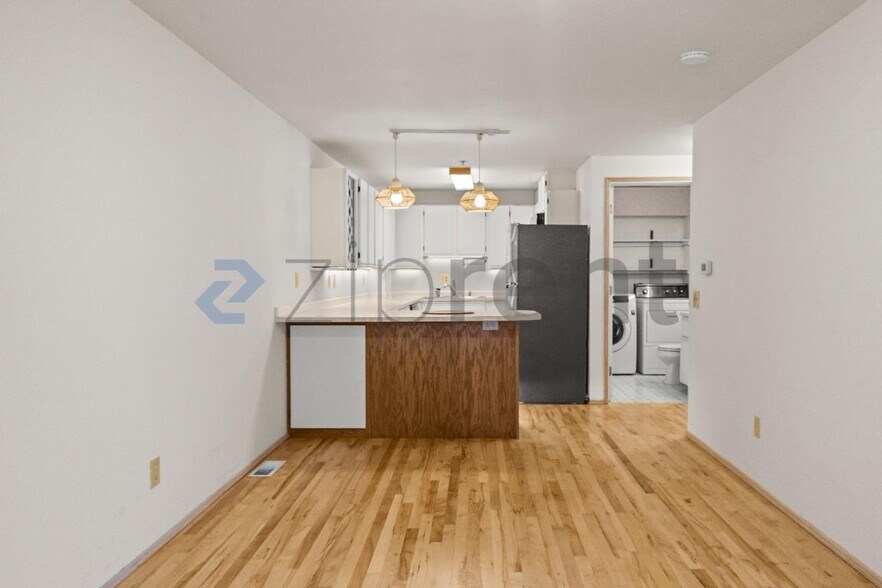 Building Photo - Unit 3