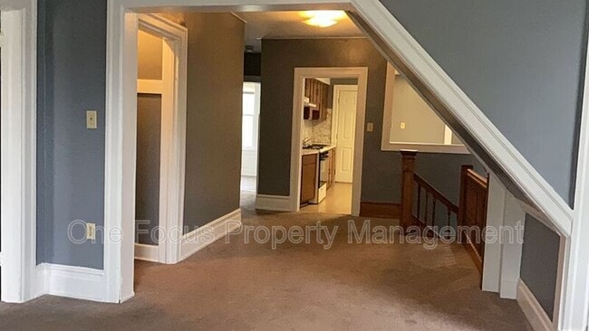 Building Photo - 425 Louisa St