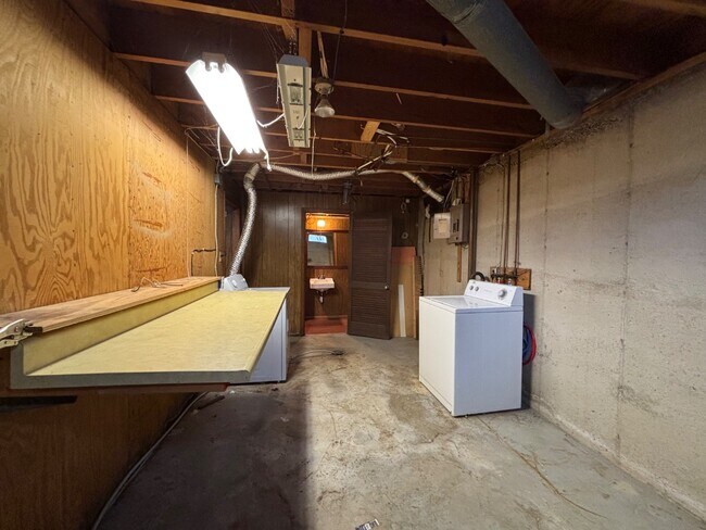 Building Photo - 1951 Elmwood Dr E