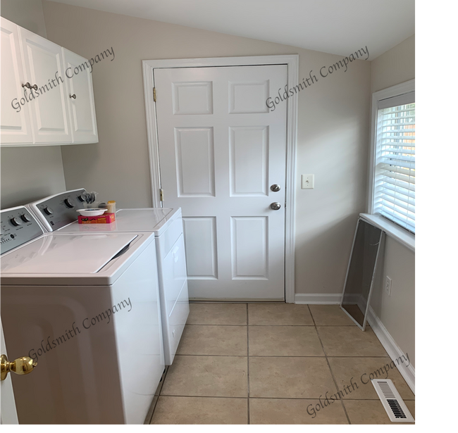 Building Photo - "Charming 2-Bedroom with Granite Touches in Greenville!"