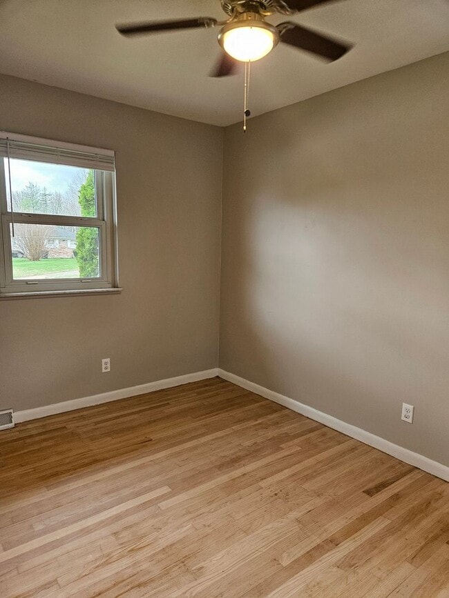 Building Photo - Spacious Bi-level home in New Albany