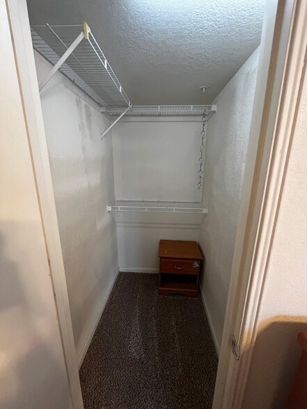 Walk-in - 521 Southwest Pky