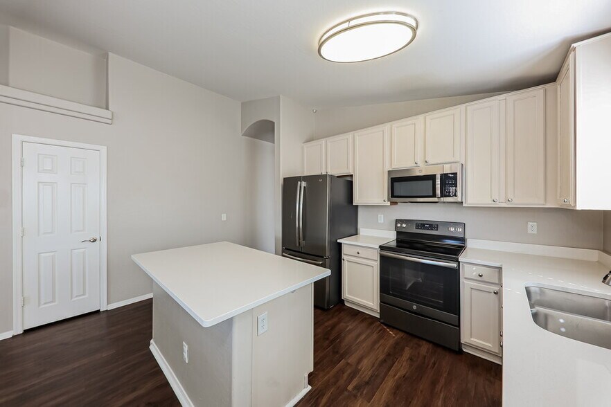 Building Photo - 12817 W Mandalay Ln