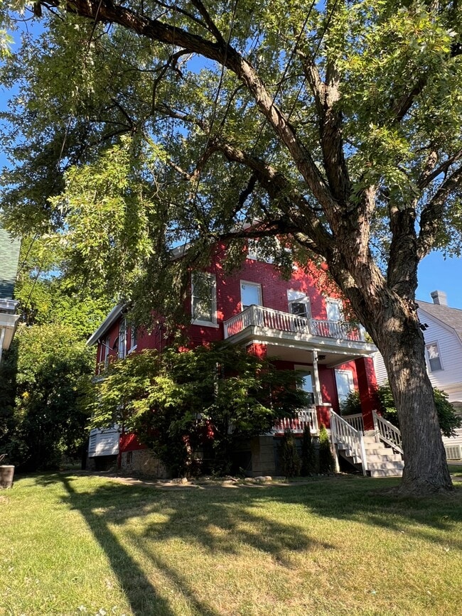 Building Photo - 905 Suire Ave